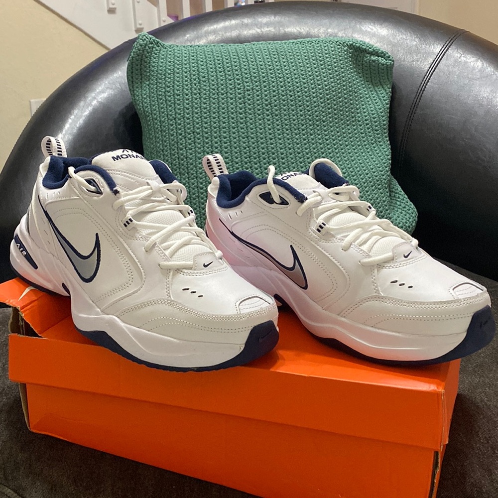 Nike air monarch